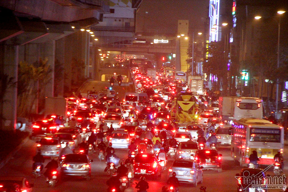 Hà Nội: 4 xế hộp đâm nhau liên hoàn trong hầm Thanh Xuân